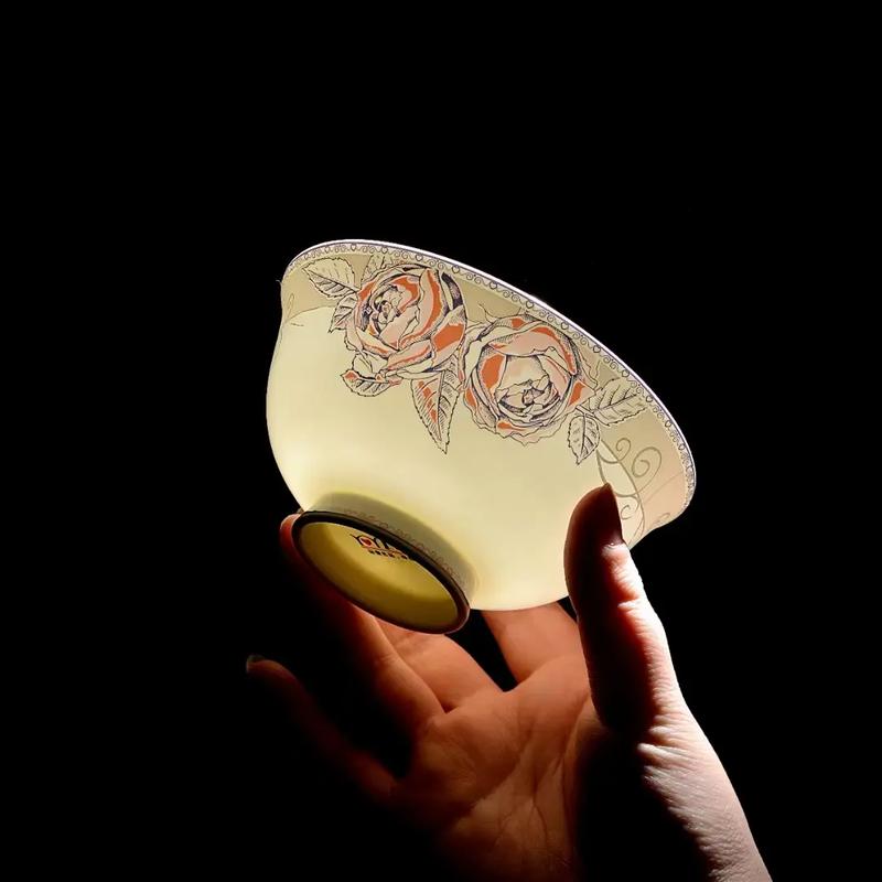 唐山骨瓷,色泽洁白,质地坚韧,通透度高,具有极高的观赏价